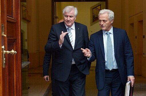 Seehofer und Ramsauer auf dem Weg zu den Sondierungsgesprächen mit der SPD: Hier legten sie die neuen Maut-Pläne vor.