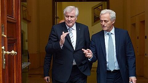 Seehofer und Ramsauer auf dem Weg zu den Sondierungsgesprächen mit der SPD: Hier legten sie die neuen Maut-Pläne vor.
