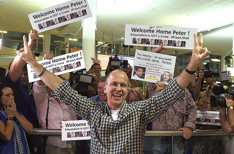 Der australische Journalist Peter Greste bei seiner Ankunft am Flughafen Brisbane. Nach 400 Tagen Haft sagt er: "Wir sind aber mit Respekt und Würde behandelt worden, soweit es die Umstände zuließen".