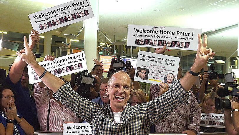 Der australische Journalist Peter Greste bei seiner Ankunft am Flughafen Brisbane. Nach 400 Tagen Haft sagt er: "Wir sind aber mit Respekt und Würde behandelt worden, soweit es die Umstände zuließen". Der australische Journalist Peter Greste bei seiner Ankunft am Flughafen Brisbane. Nach 400 Tagen Haft sagt er: "Wir sind aber mit Respekt und Würde behandelt worden, soweit es die Umstände zuließen".