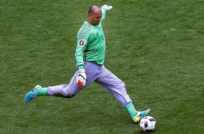 Bammeln vor dem Schlabbern: Ungarns Kult-Keeper Gabor Kiraly und seine Jogginghose. Der stets stilsicher und fesche Stürmer Marc Janko war ob des Outfits seines Gegenüber offenbar so irritiert, dass er bis zu seiner Auswechslung in Minute 65 so gut wie keinen Ballkontakt hatte.