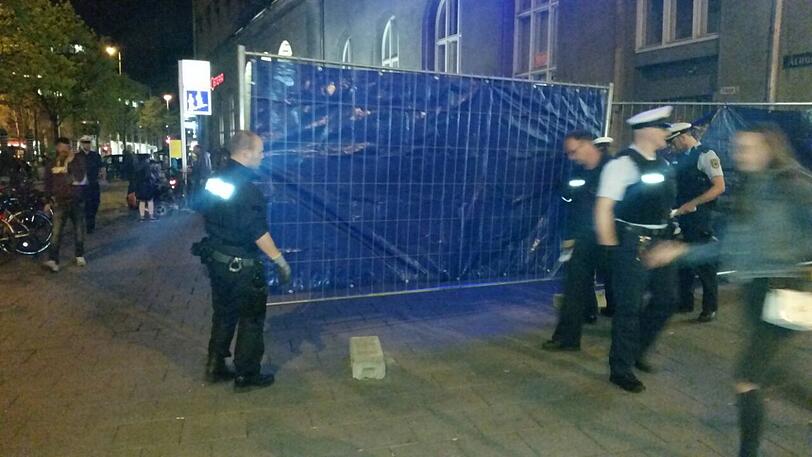 Die Bilder von den Vorbereitungen: Ab 20 Uhr begann die Polizei damit, den Bahnhof abzuriegeln.