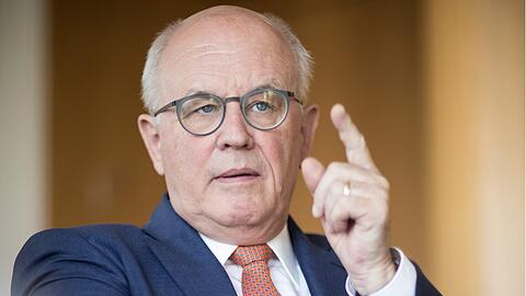 Volker Kauder (CDU), Fraktionsvorsitzender der CDU/CSU-Fraktion im Bundestag, spricht während eines Interviews.