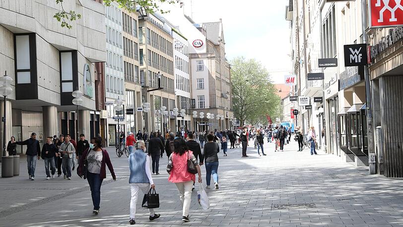 Die Innenstadt füllt sich wieder: In der Kaufingerstraße bummeln am Montag um die Mittagszeile viele durch die Fußgängerzone.