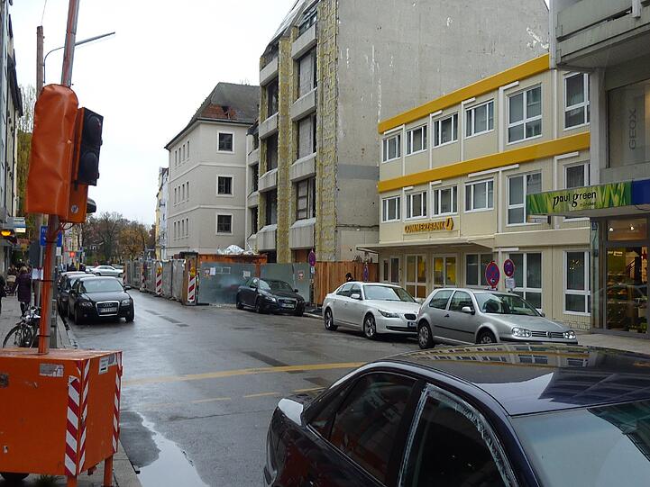 Als Erstes wurde das alte Hotel Ludwig abgerissen. Auf den neuen Keller werden die Pavillons gestellt, in die die Commerzbank provisorisch einzieht.