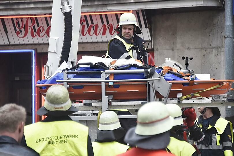 Einsatz in der Schillerstraße: Der Patient wurde mit einem Kran aus dem Fenster gehievt.