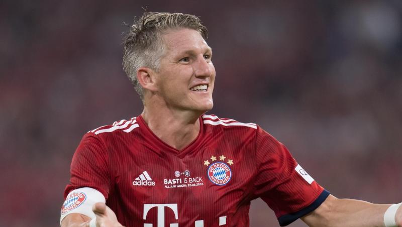 Bastian Schweinsteiger breitet in seinen Abschiedsspiel für FC Bayern München die Arme aus. Foto: Sven Hoppe/dpa/Archivbild Bastian Schweinsteiger breitet in seinen Abschiedsspiel für FC Bayern München die Arme aus. Foto: Sven Hoppe/dpa/Archivbild