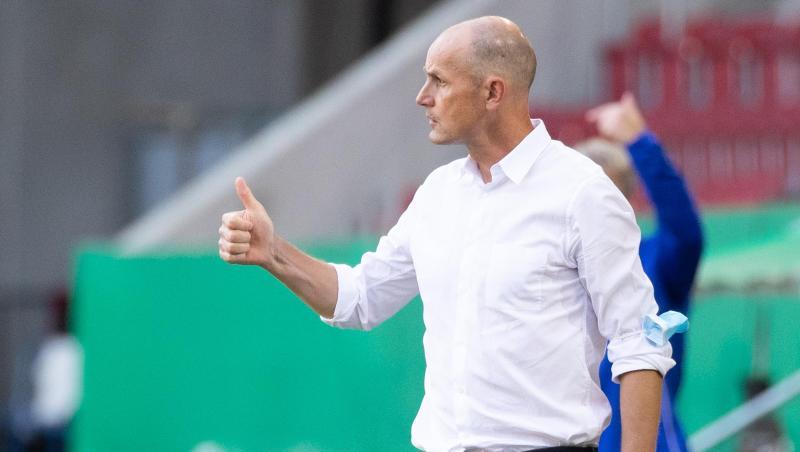 Augsburgs Trainer Heiko Herrlich zeigt den Daumen nach oben.