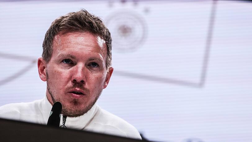 Bevors wieder andere machen, "leakt" der Bundestrainer Julian Nagelsmann seinen EM-Kader nun lieber selbst – scheibchenweise und auf allen Kanälen. Bevors wieder andere machen, "leakt" der Bundestrainer Julian Nagelsmann seinen EM-Kader nun lieber selbst – scheibchenweise und auf allen Kanälen.