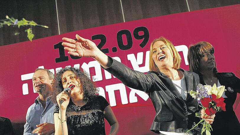 Blumen für die Unterstützer: Ob Zipi Livni so das Blatt noch wenden kann?Foto: AP Blumen für die Unterstützer: Ob Zipi Livni so das Blatt noch wenden kann?Foto: AP