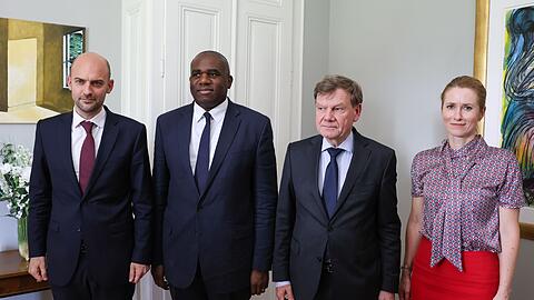 Eine Woche nach Kriegsbeginn bemühen sich Außenminister Johann Wadephul (CDU), seine Kollegen aus Frankreich und Großbritannien sowie die EU-Außenbeauftragte Kaja Kallas bei einem Treffen mit dem iranischen Außenminister um Deeskalation.
