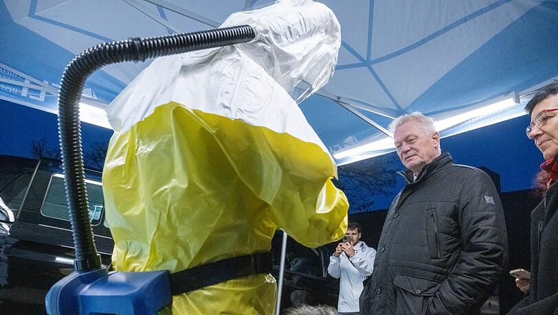 Bundeslandwirtschaftsminister Alois Rainer (CSU) dankte bei seinem Antrittsbesuch den Mitarbeitern des Friedrich-Loeffler-Instituts (FLI) f&uuml;r ihre Arbeit, die auch zur Eind&auml;mmung von Tierseuchen wie der Gefl&uuml;gelpest beitr&auml;gt.