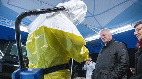 Bundeslandwirtschaftsminister Alois Rainer (CSU) dankte bei seinem Antrittsbesuch den Mitarbeitern des Friedrich-Loeffler-Instituts (FLI) f&uuml;r ihre Arbeit, die auch zur Eind&auml;mmung von Tierseuchen wie der Gefl&uuml;gelpest beitr&auml;gt.