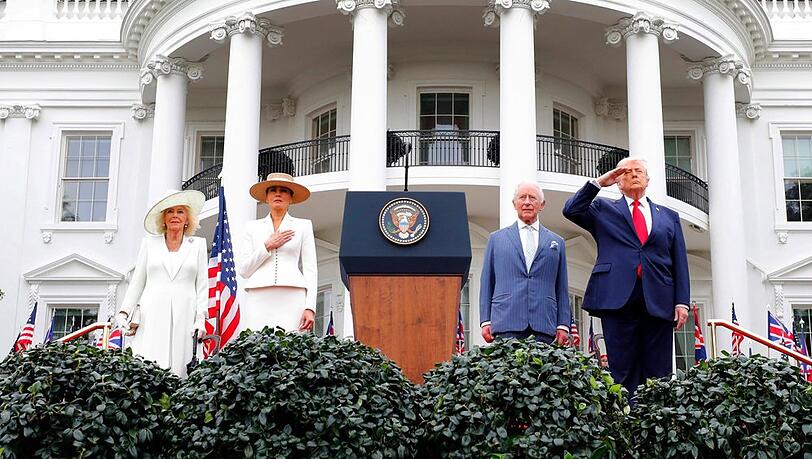 Donald Trump mit K&ouml;nig Charles III., seiner Ehefrau Melania und K&ouml;nigin Camilla (v.r.n.l.) vor dem Wei&szlig;en Haus.