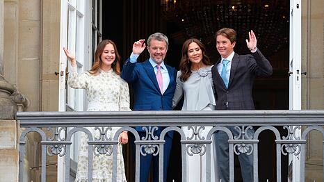 K&ouml;nig Frederik X. inmitten seiner Liebsten: Prinzessin Josephine, K&ouml;nigin Mary und Prinz Vincent.