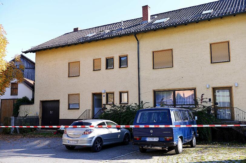 Nach einem Streit um die Miete hat ein 87-Jähriger im oberfränkischen Kronach auf seine 54 Jahre alte Mieterin geschossen und sie verletzt. Danach wurde er tot in einer Scheune gefunden.