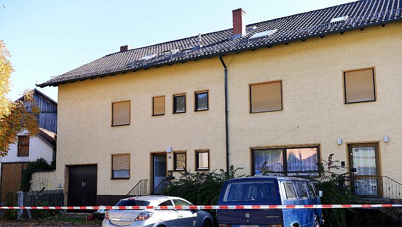 Nach einem Streit um die Miete hat ein 87-Jähriger im oberfränkischen Kronach auf seine 54 Jahre alte Mieterin geschossen und sie verletzt. Danach wurde er tot in einer Scheune gefunden. Nach einem Streit um die Miete hat ein 87-Jähriger im oberfränkischen Kronach auf seine 54 Jahre alte Mieterin geschossen und sie verletzt. Danach wurde er tot in einer Scheune gefunden.