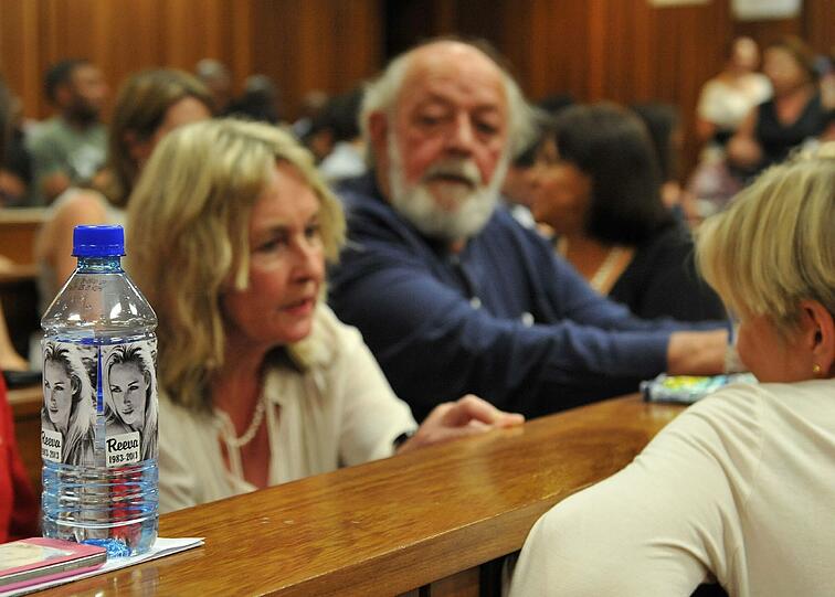 June und Barry Steenkamp im Gerichtssaal.