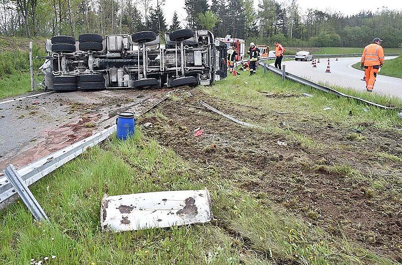 Etwa eine Stunde später - gleiche Autobahn, anderer Unfall: Ein Betonmischer war zu schnell unterwegs, kam von der Straße ab und kippte auf die Gegenfahrbahn.