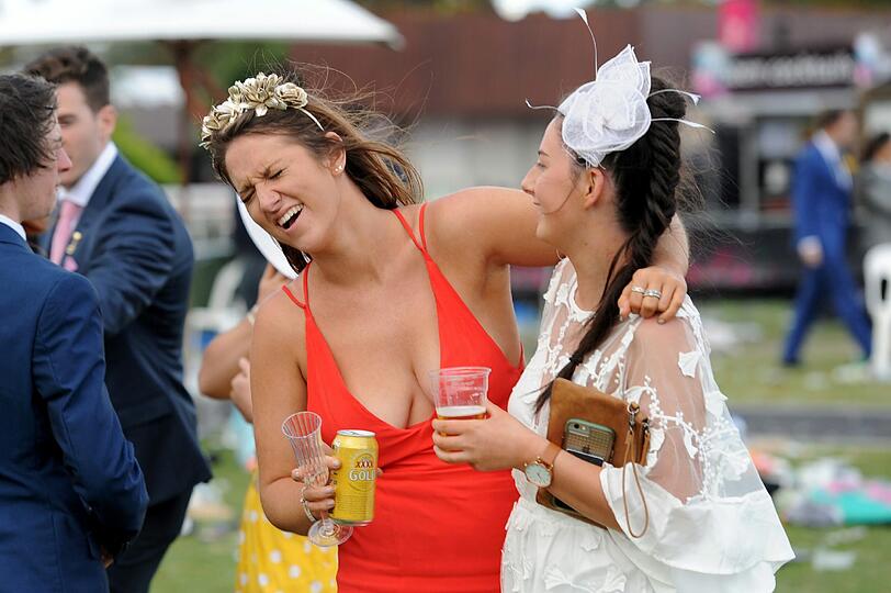 Da wurde das Galopprennen zur Nebensache: Die wilde Saufparty der Pferdefans beim Melbourne Cup in Australien.