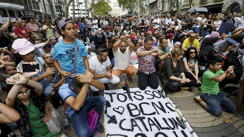 In ganz Spanien gingen am Samstag Menschen muslimischen Glaubens auf die Straße um gegen Gewalt und Terror zu demonstrieren.