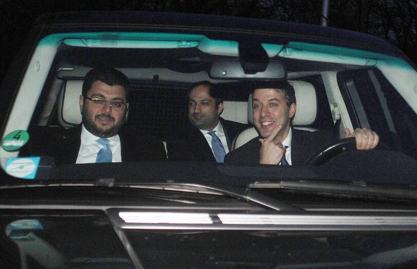 Hamada Iraski (r) und Löwen-Investor Hasan Ismaik auf dem Weg zu einer Aufsichtsratsitzung des TSV 1860 im Januar 2013.