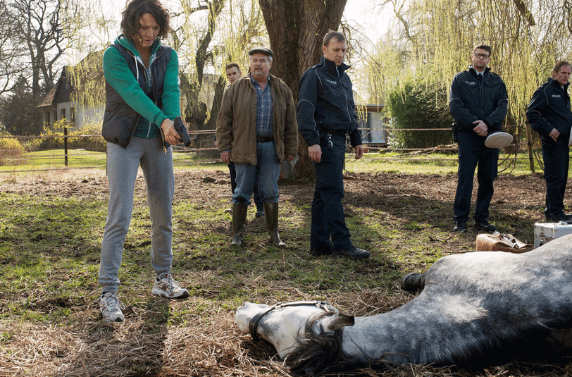 Ulrike Folkerts als "Tatort"-Kommissarin Lena Odenthal gibt in einer Filmszene des "Tatort"-Krimis "Die Sonne stirbt wie ein Tier" einem verletzten und geschändeten Pferd den Gnadenschuss.