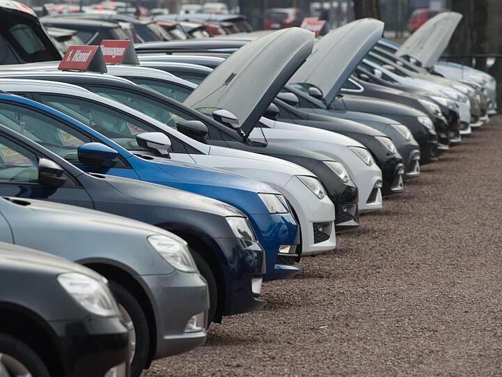 Neu- und Gebrauchtwagen stehen bei einem Autohändler nebeneinander. Foto: Sebastian Kahnert/dpa-Zentralbild/dpa/Archivbild