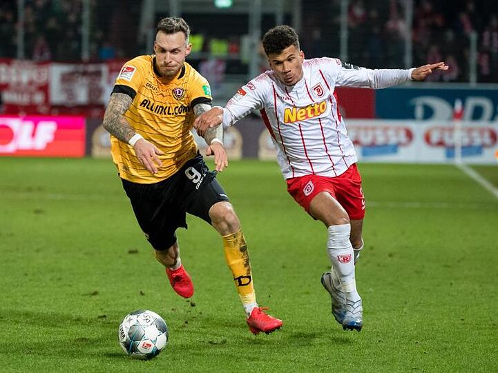 Patrick Schmidt von Dynamo Dresden (l.) und Chima Sean Okoroji von Regensburg im Zweikampf. Foto: Matthias Balk/dpa