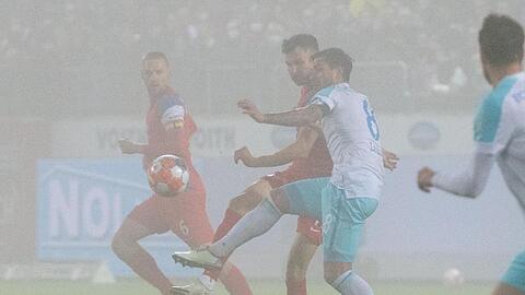 Der 1. FC Heidenheim (rote Trikots) kam gegen Schalke 04 zu einem Last-Minute-Sieg.