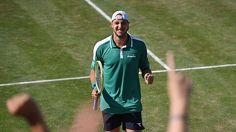 Jan-Lennard Struff jubelt über seinen Finaleinzug in Stuttgart.