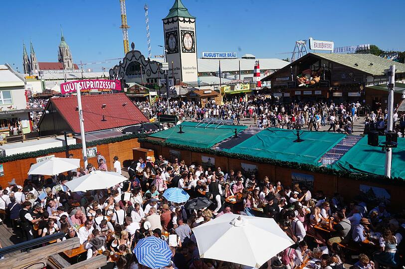 Volle Zelte am ersten Wiesn-Tag