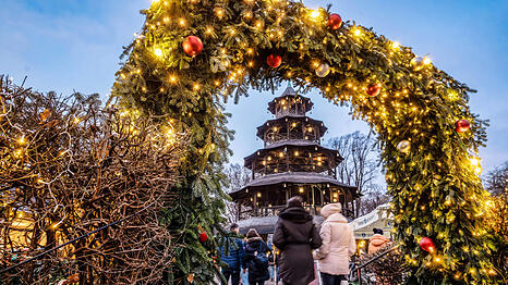 In München ist an diesem Wochenende noch mal einiges geboten, damit auch die letzten Weihnachtsmuffel trotz deutlicher Plusgrade in Stimmung kommen. Neben zahlreichen Konzertauftritten hat auch der Christkindlmarkt am Chinesischen Turm geöffnet.