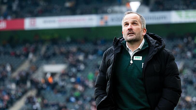 Viel Frust gab es f&uuml;r Augsburgs Trainer Manuel Baum beim 0:4 in M&ouml;nchengladbach.
