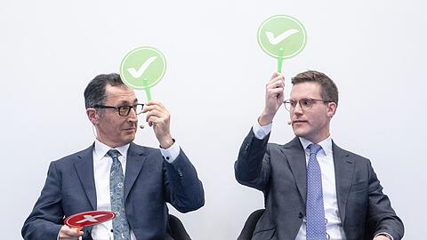 Wer hat am Ende die Nase vorne? Zwischen Gr&uuml;nen-Spitzenkandidat Cem &Ouml;zdemir und CDU-Frontmann Manuel Hagel zeichnet sich wenige Tage vor der Landtagswahl in Baden-W&uuml;rttemberg ein enges Rennen ab. (Archivbild)