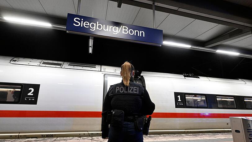 Bei der Ankunft im Bahnhof Siegburg/Bonn wurde der 20-J&auml;hrige von der Bundespolizei aus dem ICE gezogen.
