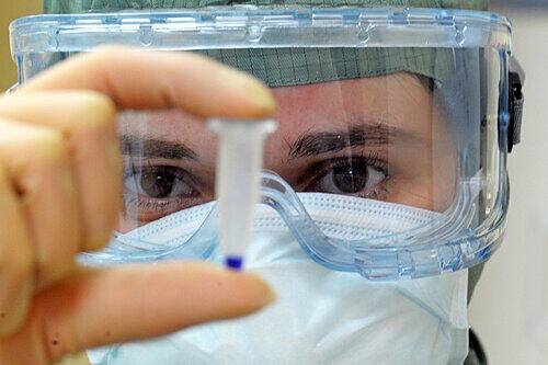 Die Produktion des Impfstoffs läuft auf Hochtouren, er soll vor dem H1N1-Virus schützen.