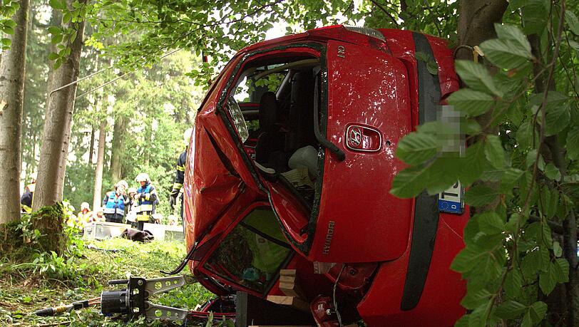 Die Bilder von der Unfallstelle: Die Feuerwehr musste die schwer verletzte Mutter mit hydraulischem Gerät aus dem Wrack befreien.