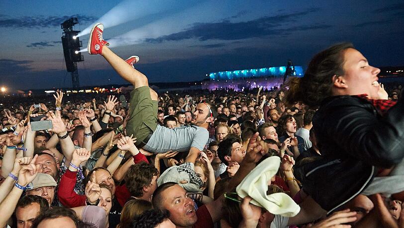 Kann gefährlich werden: Crowdsurfing.