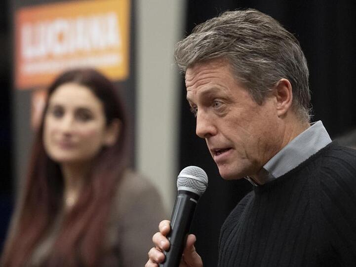 Hugh Grant (r.) bei einer Wahlveranstaltung, auf der er Luciana Berger von den Liberaldemokraten begleitet.