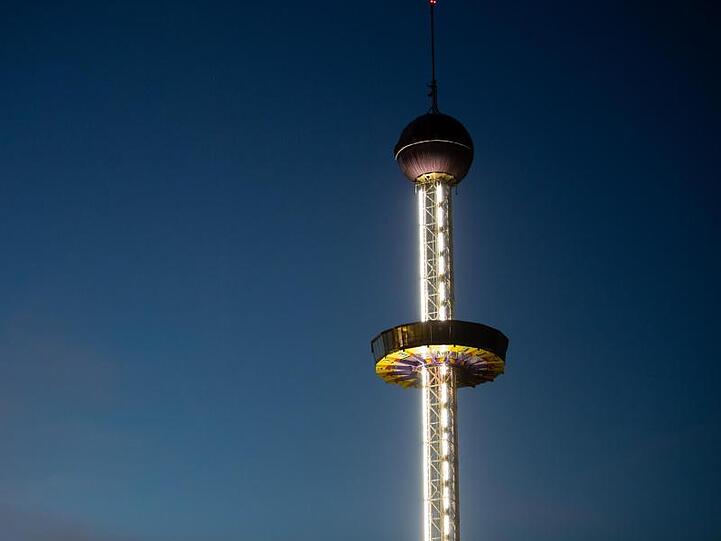 Die Plattform des Aussichtsturm steckt in 60 Metern Höhe fest.