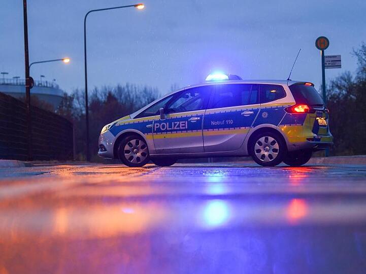 Ein Polizeiauto sperrt eine Straße in der Nähe des Unfallortes.