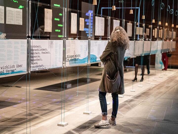 Das Literaturmuseum der Moderne zeigt die Ausstellung "Hölderlin, Celan und die Sprachen der Poesie".