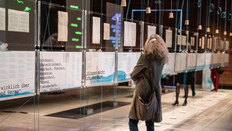 Das Literaturmuseum der Moderne zeigt die Ausstellung "Hölderlin, Celan und die Sprachen der Poesie". Das Literaturmuseum der Moderne zeigt die Ausstellung "Hölderlin, Celan und die Sprachen der Poesie".