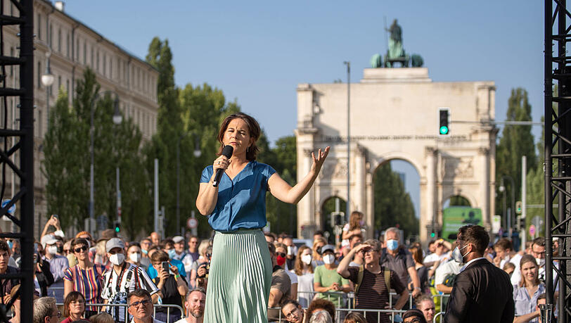 Auf kleiner Bühne vor der Uni: Annalena Baerbock.
