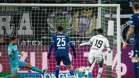 Nathan Ngoumou (r) rettete Gladbach den Sieg.