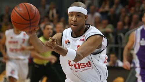 Von den Schiris zurückgepfiffen: Bambergs Topscorer Filiberto Rivera auf dem Weg zur – vermeintlichen – Führung. Von den Schiris zurückgepfiffen: Bambergs Topscorer Filiberto Rivera auf dem Weg zur – vermeintlichen – Führung.