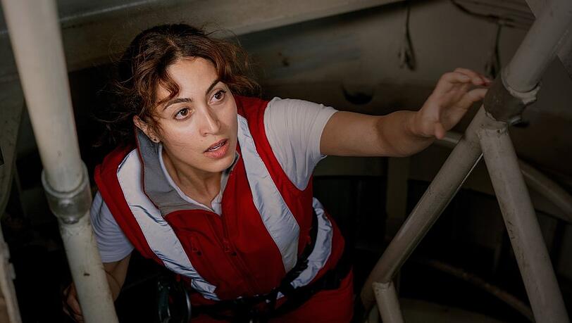 "Die Not&auml;rztin: Innere Angelegenheiten": Nina (Sabrina Amali) klettert auf einen Baukran zu einem Einsatz.