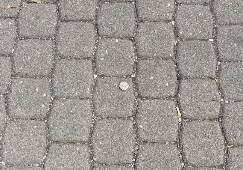 Achtung! Diese Zwei-Euro-M&uuml;nze ist festgeklebt!