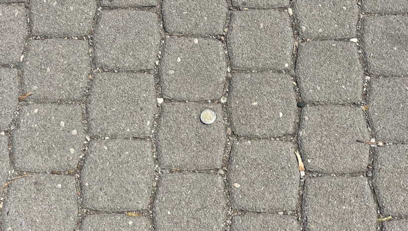 Achtung! Diese Zwei-Euro-Münze ist festgeklebt! Achtung! Diese Zwei-Euro-Münze ist festgeklebt!